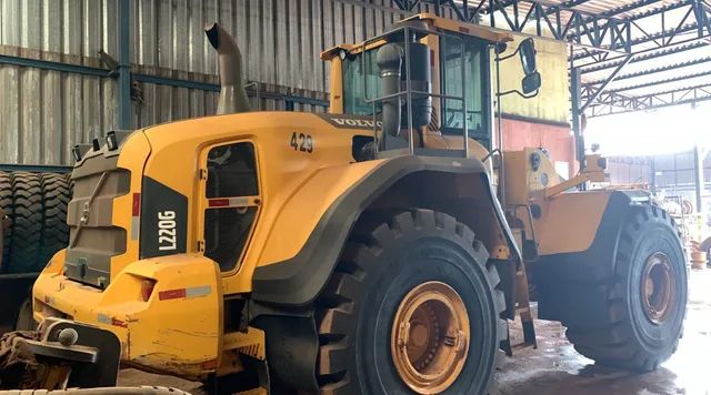 Pá Carregadeira Volvo L220 G ano 2014 com 22.000 horas, em MG
