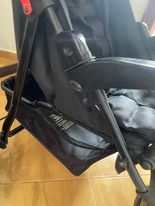 Carrinho de Bebê Preto Usado - Foto 6