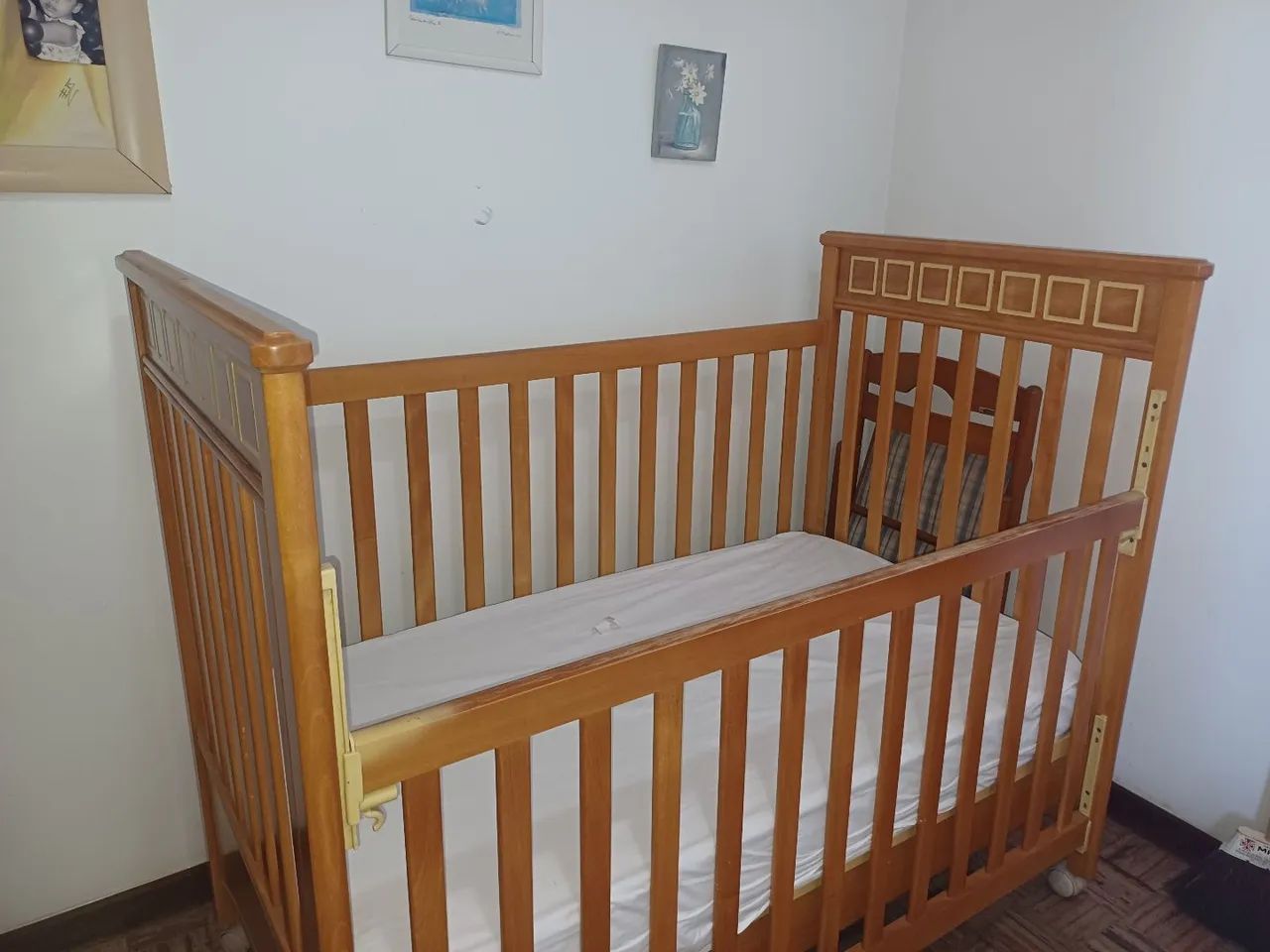 Berço de madeira maciça, com rodinhas e grade ajustável  - Foto 4