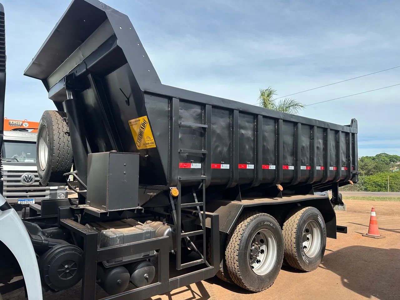 Volks Constellation 19-320 Caçamba 6x2 trucado  - Foto 2