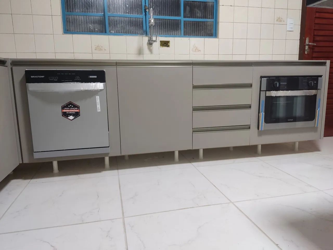 Cozinha planejada com ilha e bancadas em granito - Foto 5