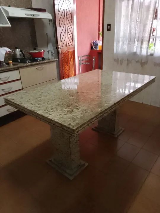 Mesa com tampo e pés de granito - usada - com 6 cadeiras