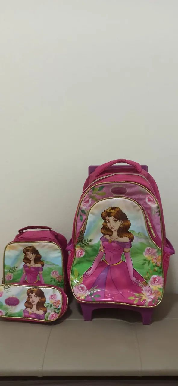 Mochila infantil escolar com rodinh tema  princesa 