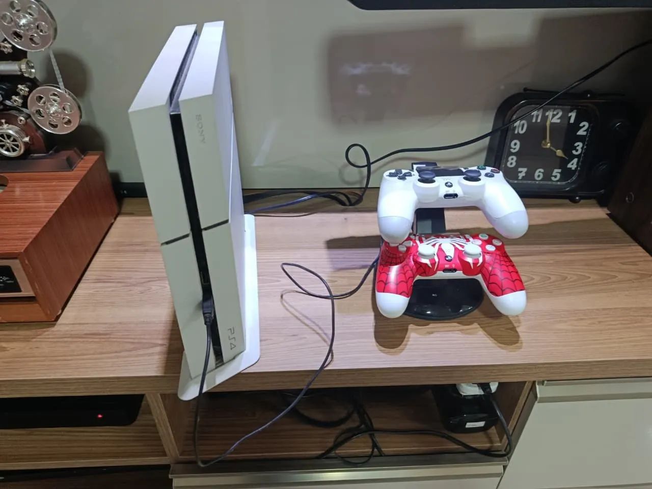 White PlayStation 4 + Games + 02 Controllers