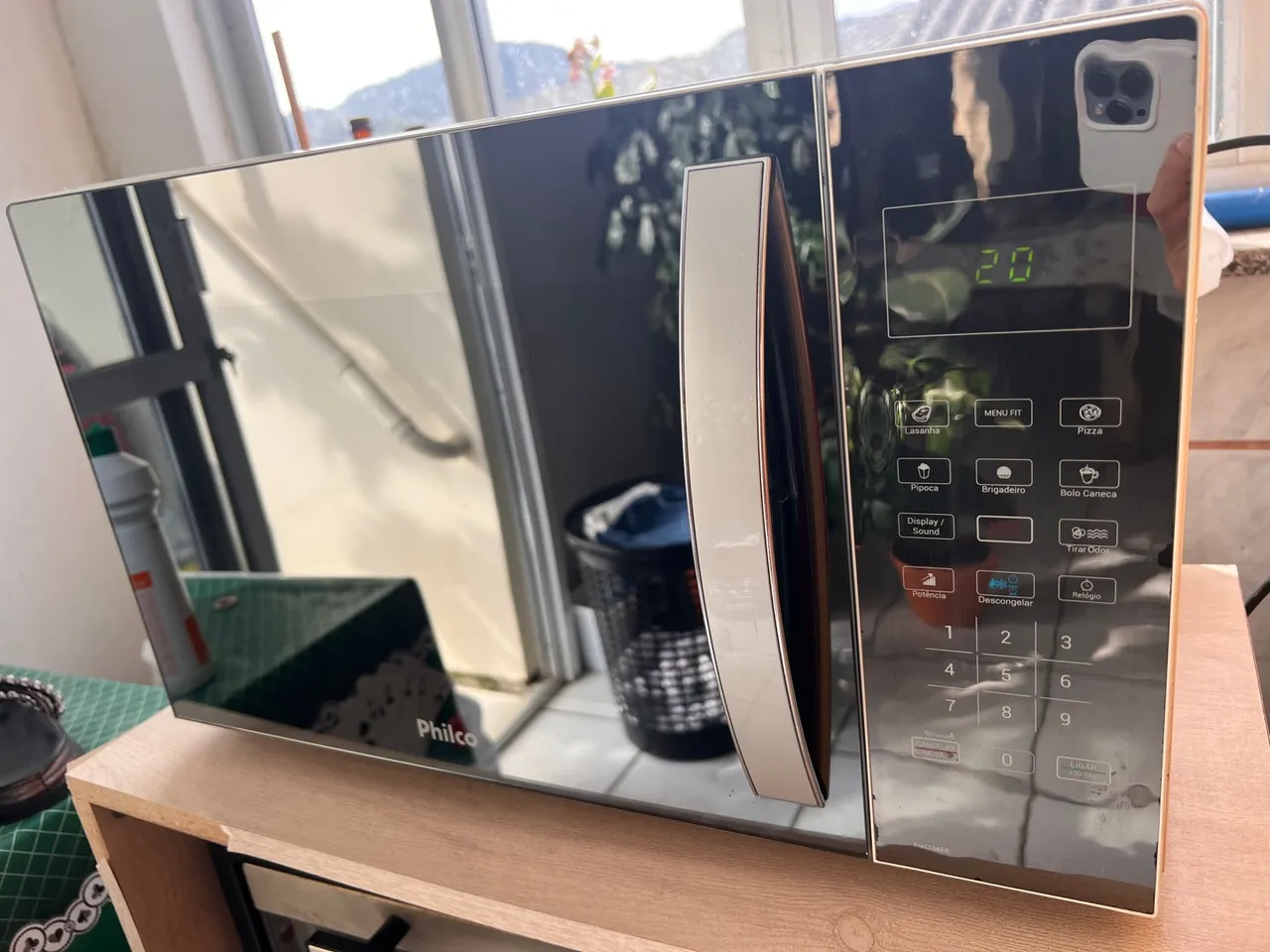 Micro-ondas Philco com Design Moderno e Funções Práticas