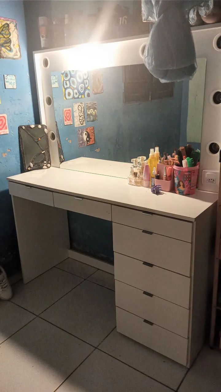 Penteadeira com Espelho, 7 Gavetas e 8 lugares de luzes de led 