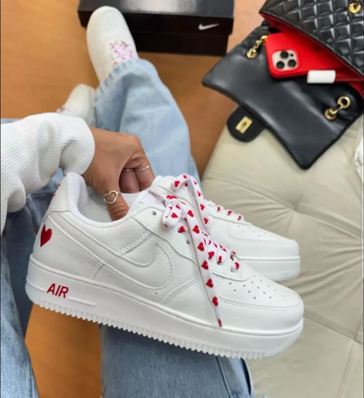 Nike Air Force 1 Branco com Detalhes de Coração