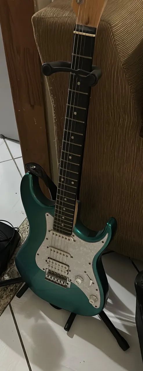 Guitarra Tagima com afinador, capa, alça de ombro e suporte de chão.