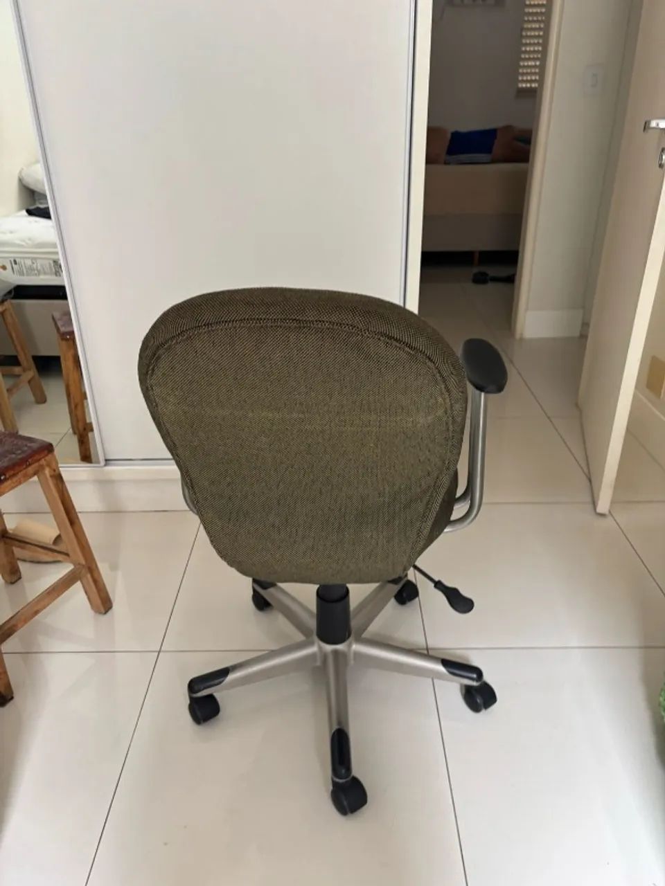 Cadeira seminova barata imperdível pra escritória quarto e etc - Foto 3