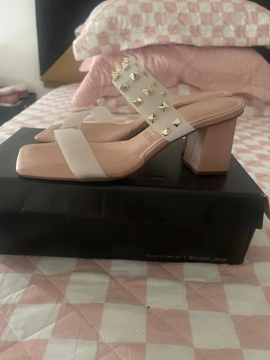 Sandálias de salto alto transparentes com tachas VIZZANO n37  - Foto 6
