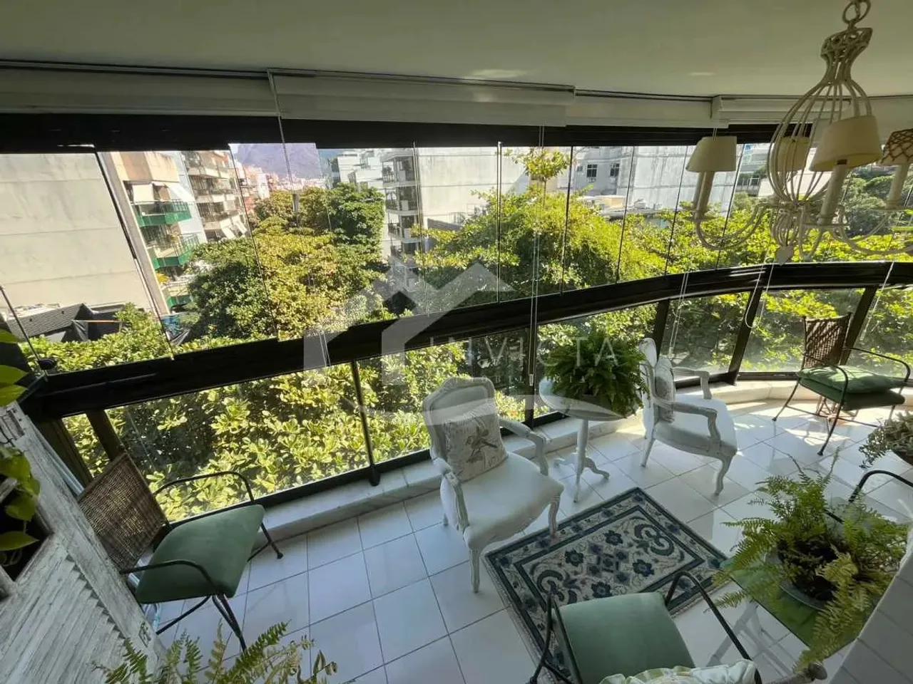 EXCELENTE LOCALIZAÇÃO DOIS QUARTOS COM VARANDA IPANEMA