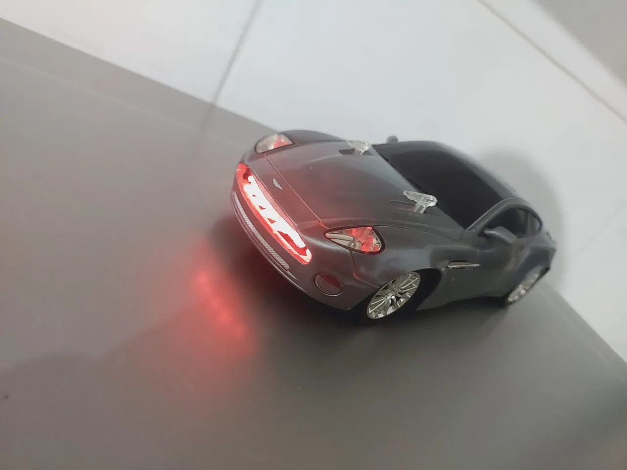 Carrinho de corrida Aston Martin para colecionadores 007 James Bond - Foto 3