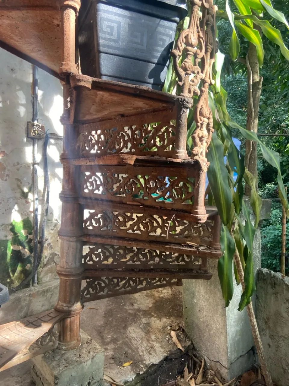 Escada de Ferro Antiga com Design Ornamental - Foto 6