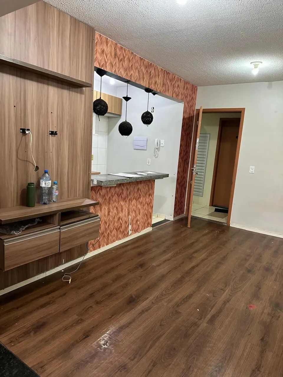 Alugo apartamento 4 quartos reformado c/ planejados, atrás do McDonald's, Parque Clube 2