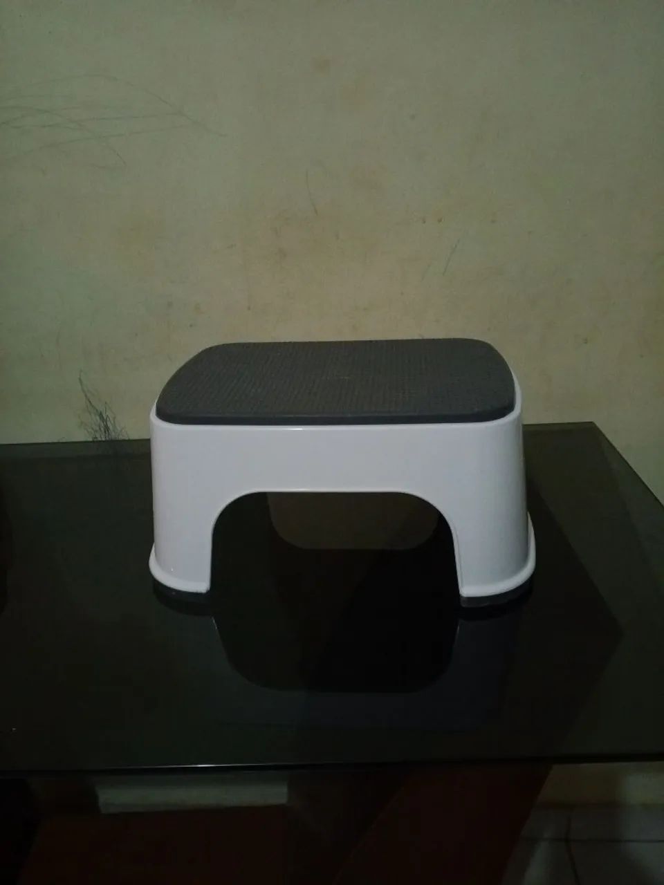 Banqueta branca de plástico