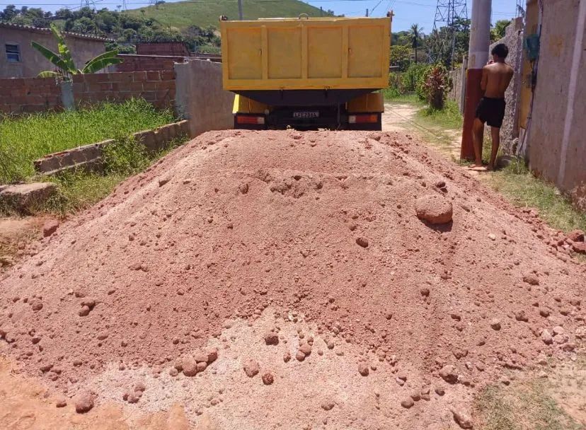 Caminhão de Aterro limpo 14m³ ou 7m³