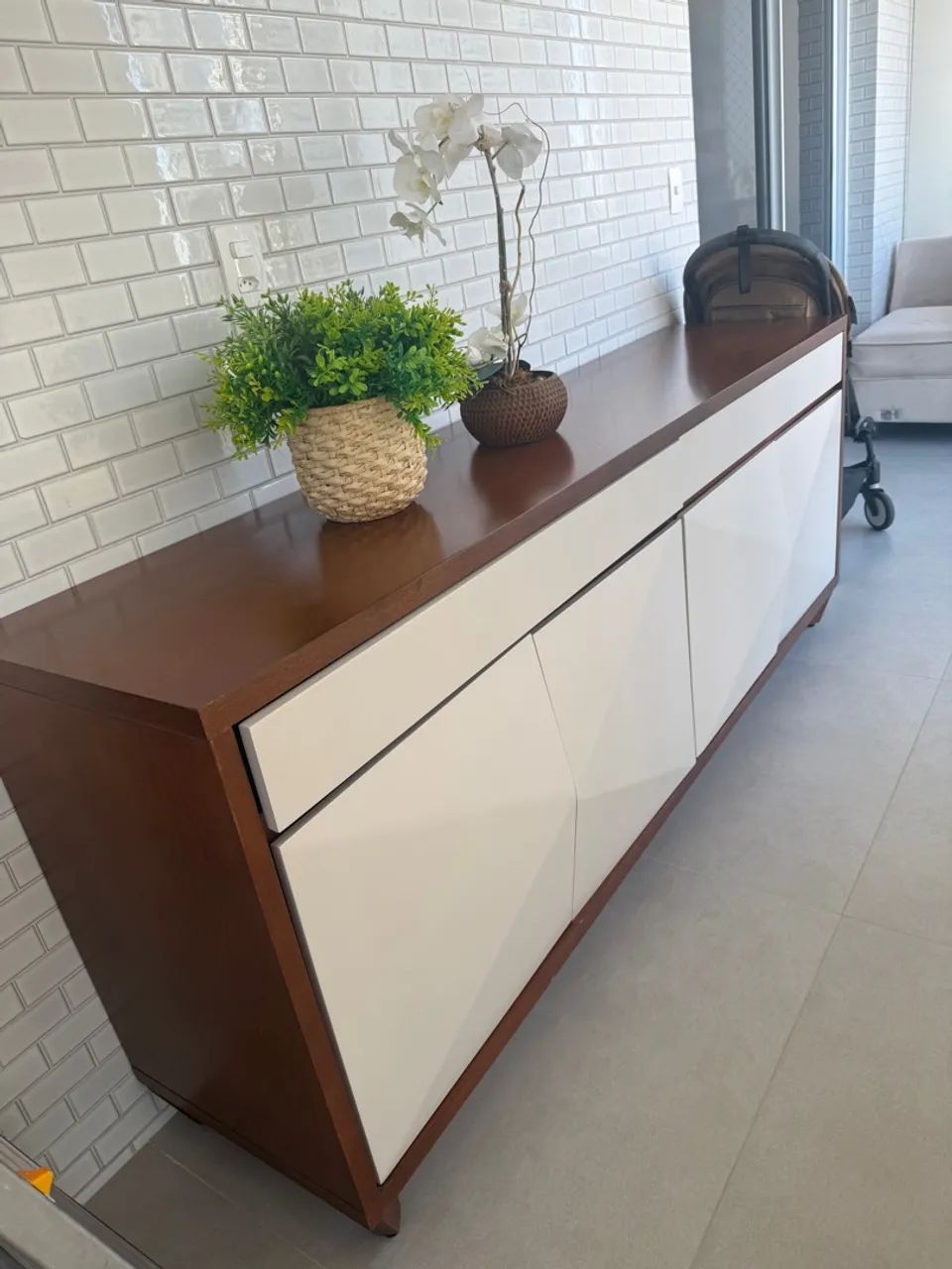 Aparador moderno com design elegante