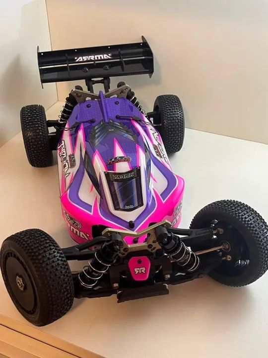 Automodelo Arrma Typhon TLR 6s.