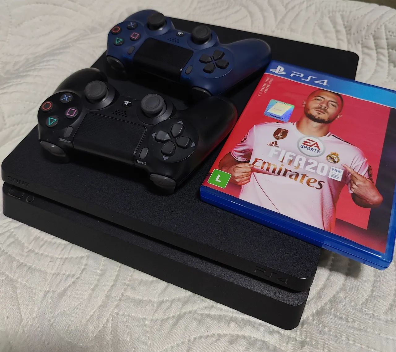 PS4 com FIFA 20 + 2 controles originais Dualshock 4 EXCELENTE ESTADO!