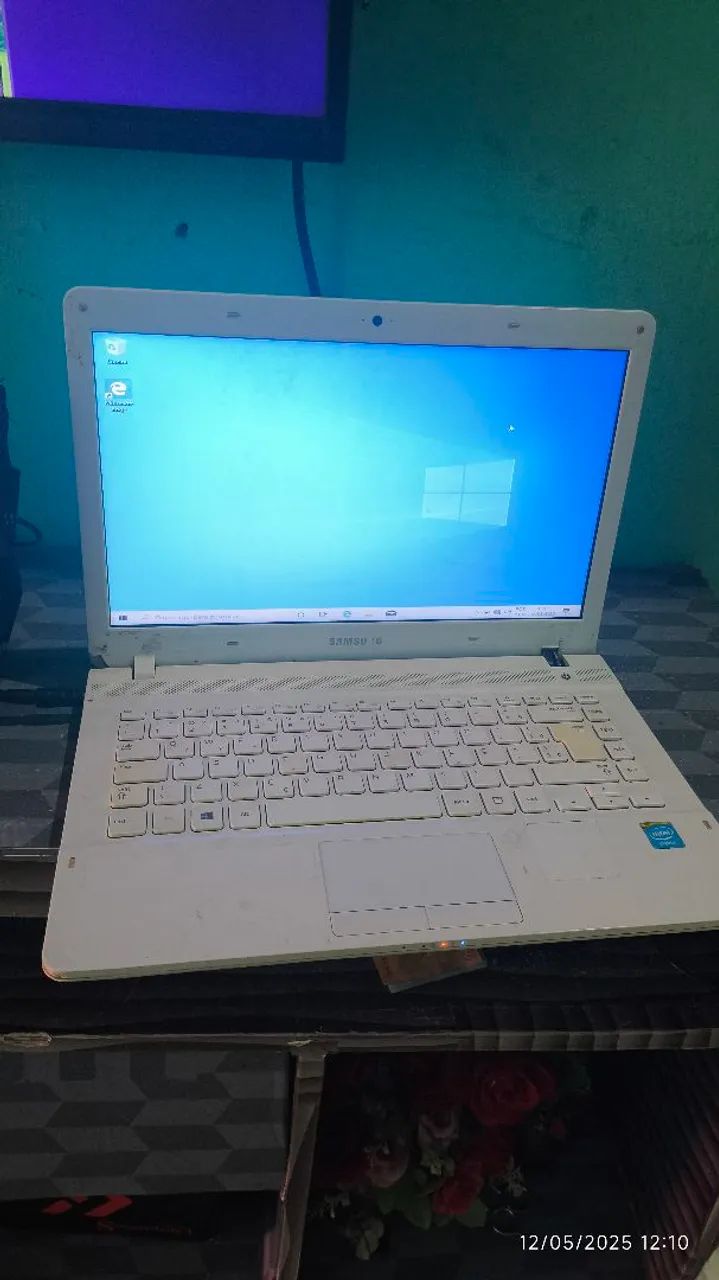 Notebook Samsung já formatado segura a bateria  - Foto 2