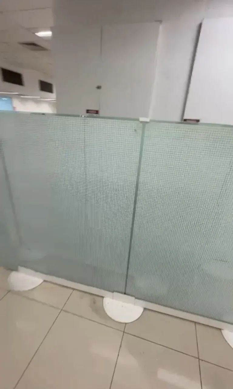 8 Divisórias de Vidro 1 metro X 1 metro todas com película  - Foto 4