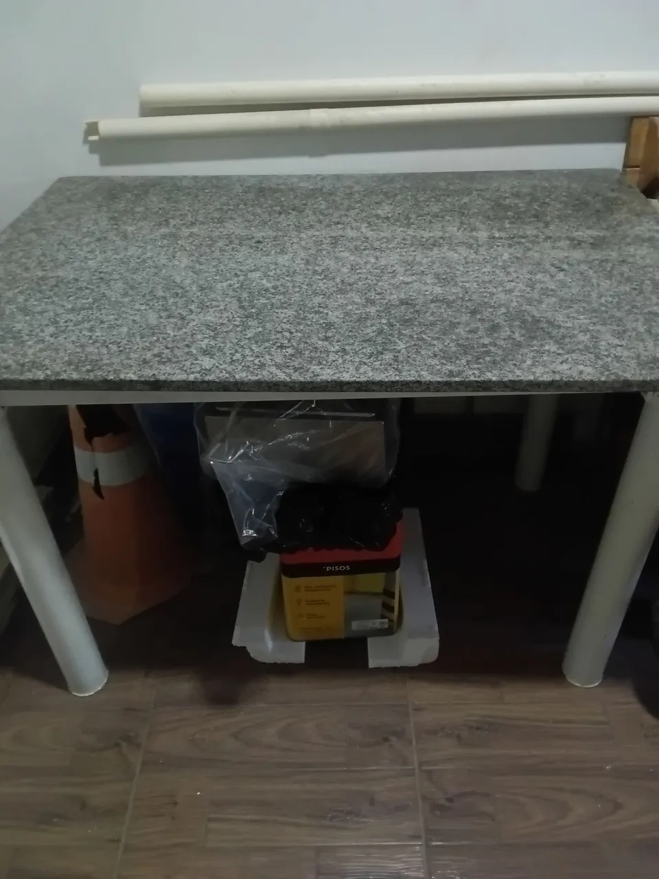 Mesa com tampo de granito