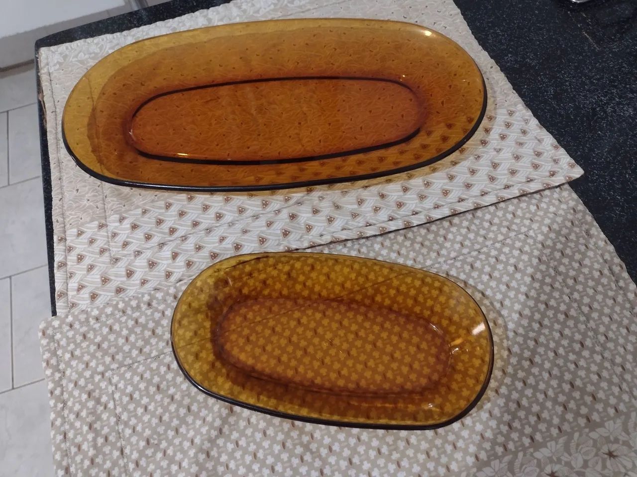 Vendo duas lindas travessas antigas âmbar Duralex 