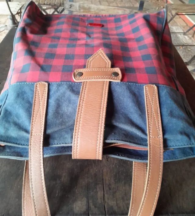 Bolsa em lona de algodão xadrez e couro natural, da marca carioca Cantão - Foto 3