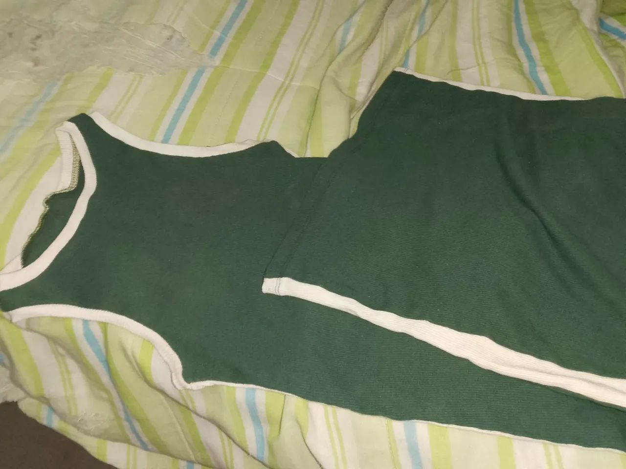 Vestido Verde com Detalhes Brancos