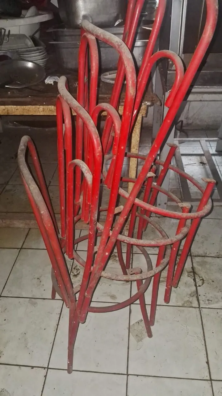 Cadeiras de Ferro Vermelhas