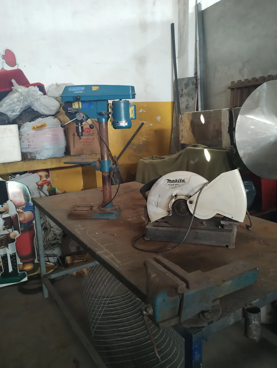 Furadeira de Bancada e Serra Makita, máquina de solda,bancada com torno,tudo ótimo estado.