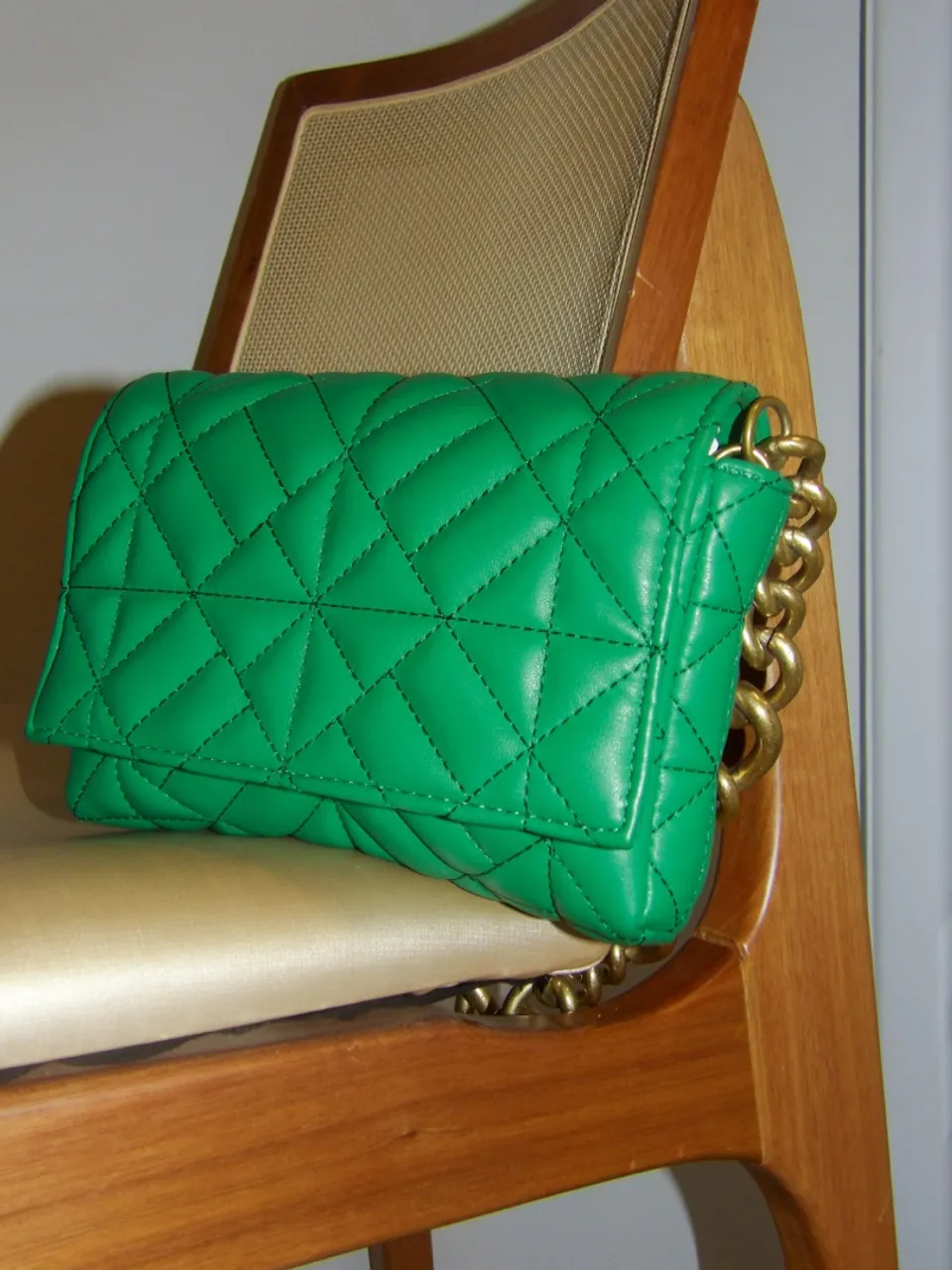 Bolsa Verde Matelassê com Detalhes Dourados