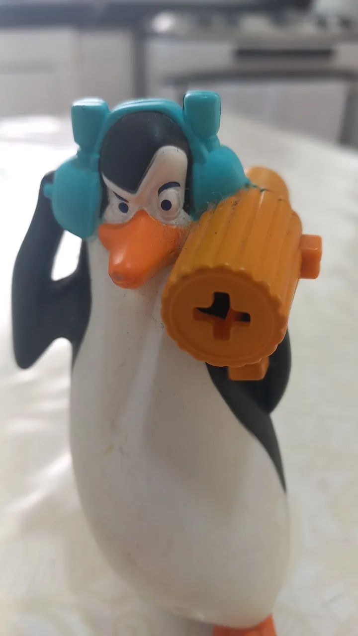 Pinguim de brinquedo com acessório - Foto 5