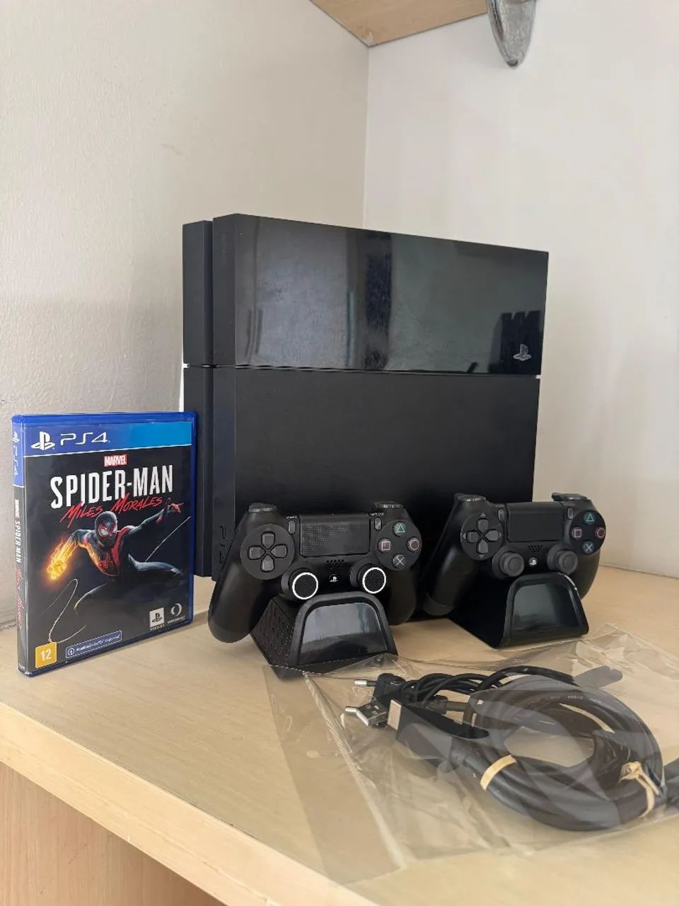 PlayStation 4 com Jogo Spider-Man: Miles Morales e Base multifuncional 