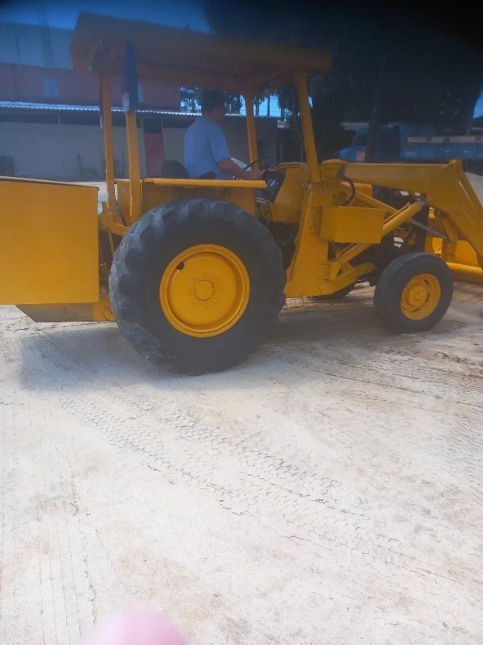 Trator  com Pa carregadeira