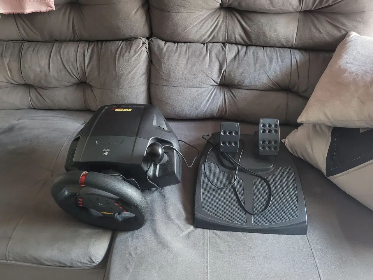 Volante Logitech Momo Racing Force Feedback para simulador jogos