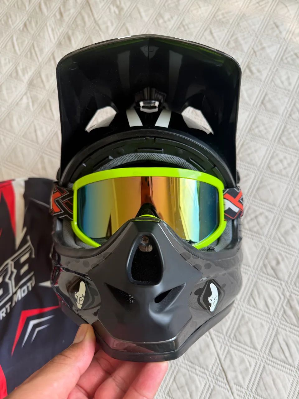 Capacete IMS com óculos 