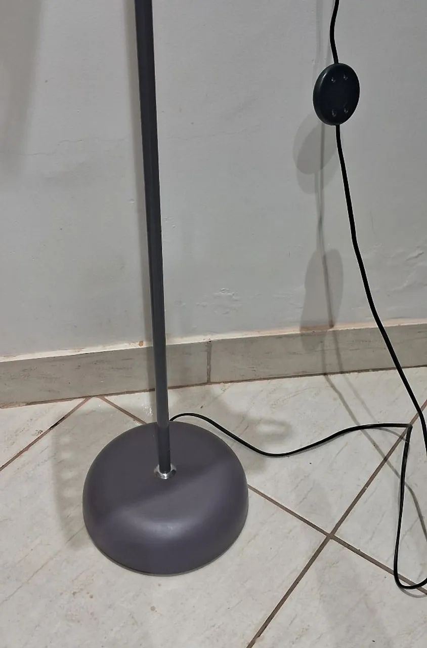 Luminária de chão com duas lâmpadas direcionáveis  - Foto 4