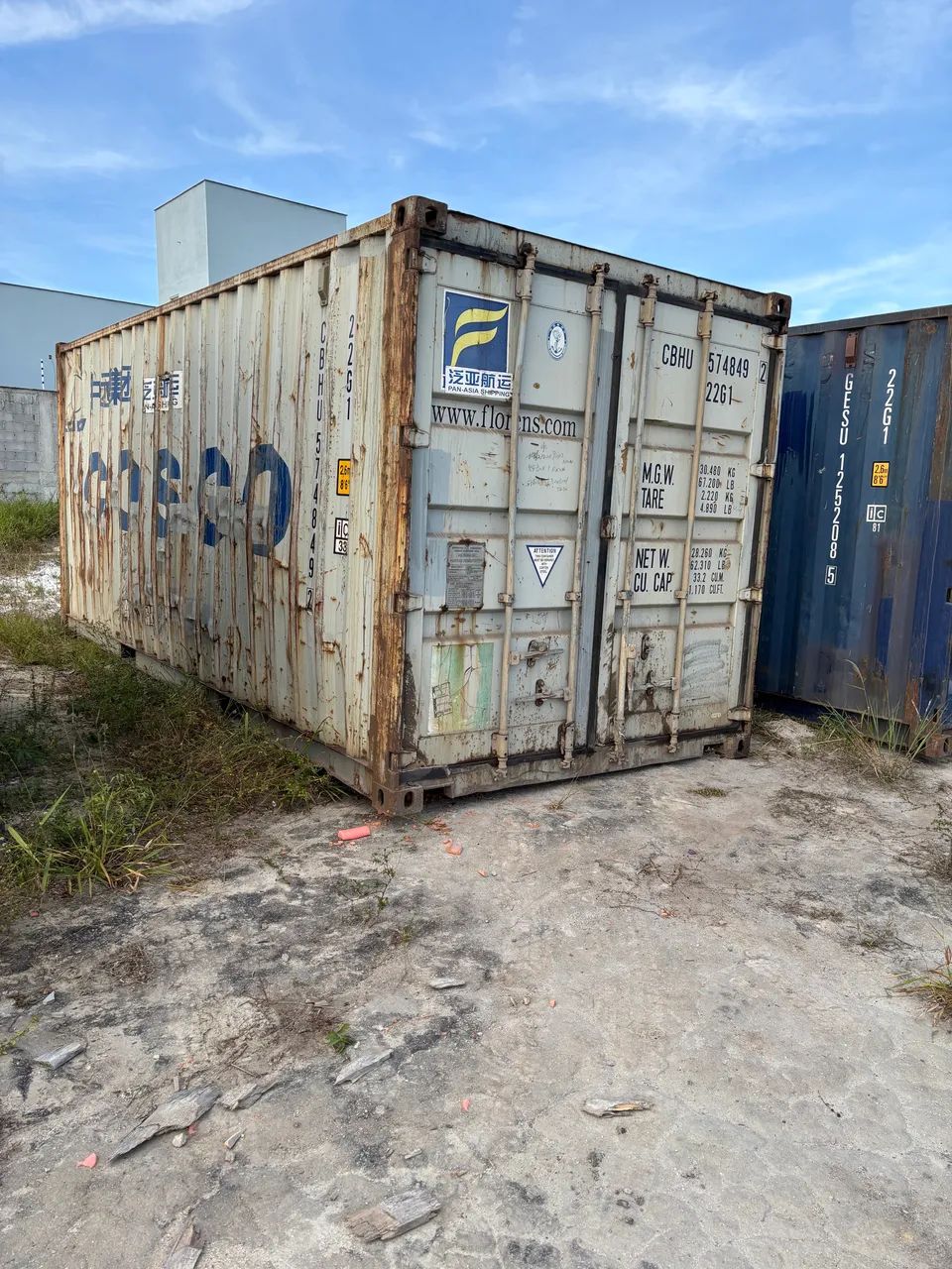 Conteiners a venda de 6 e 12 metros