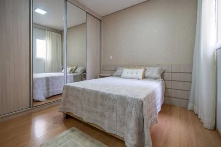 Vende-se apartamento no Paraíso com 2 quartos, 3 banheiros e 2 vagas.