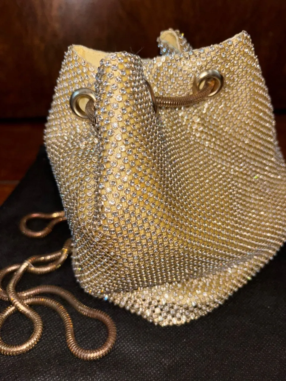 Bolsa de Mão Dourada com Detalhes em Strass