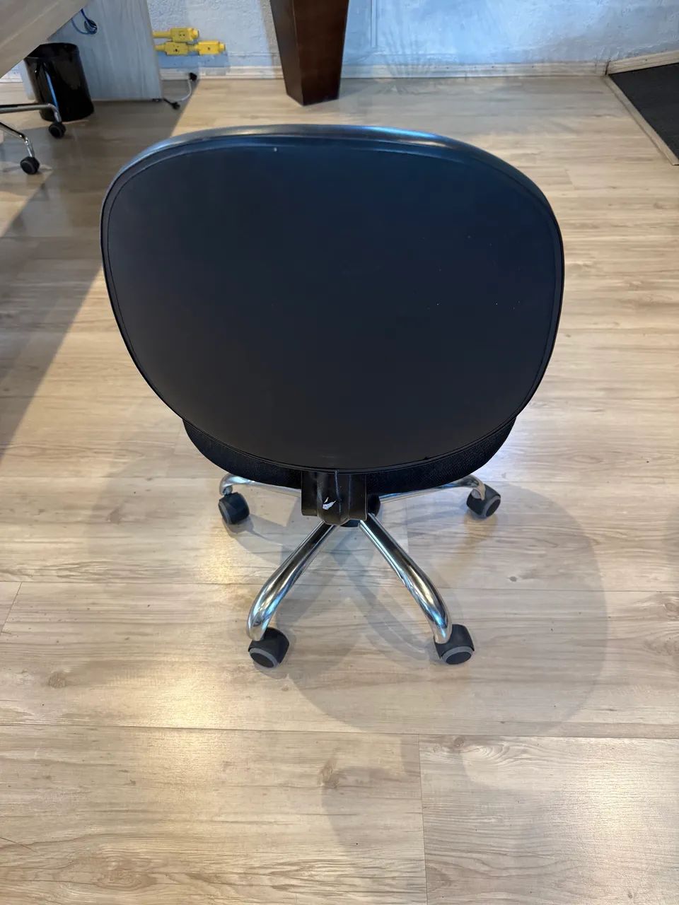 Cadeira Escritório / Home Office com rodas - Foto 3