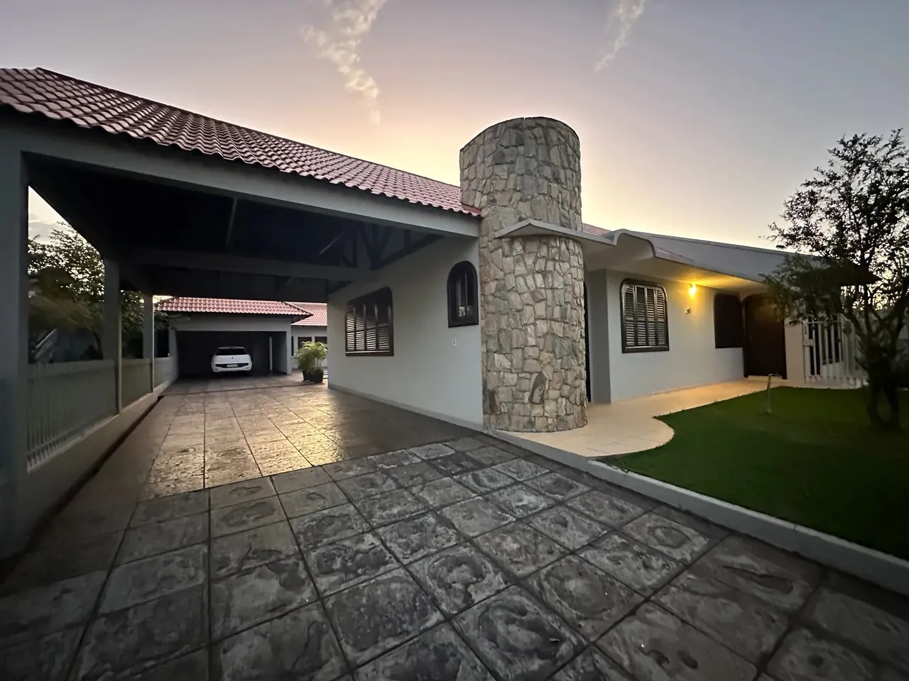 OPORTUNIDADE! CASA TÉRREA COM AMPLO ESPAÇO