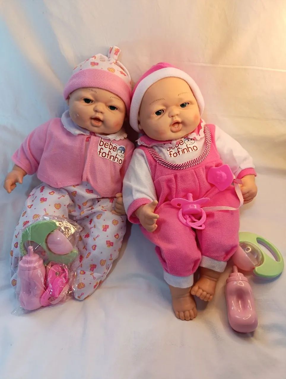 Boneca que chora ,sorri e dorme ,com chupeta e mamadeira com imã, completa  - Foto 5