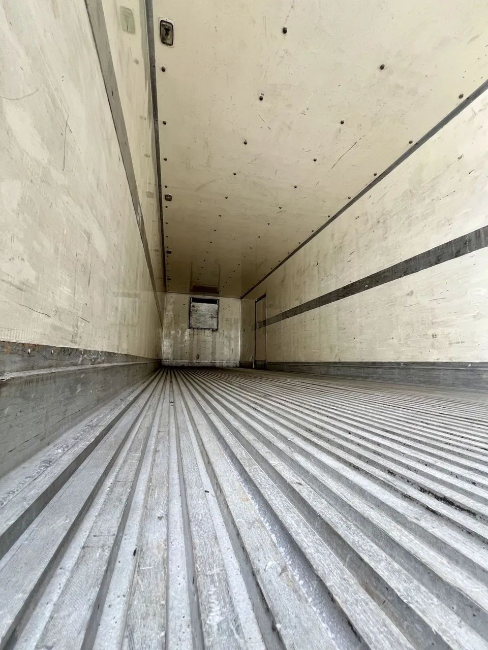 VW 30-330 8x2 2021 Baú 8.5m Máquina ThermoKing -20Cº - Foto 11