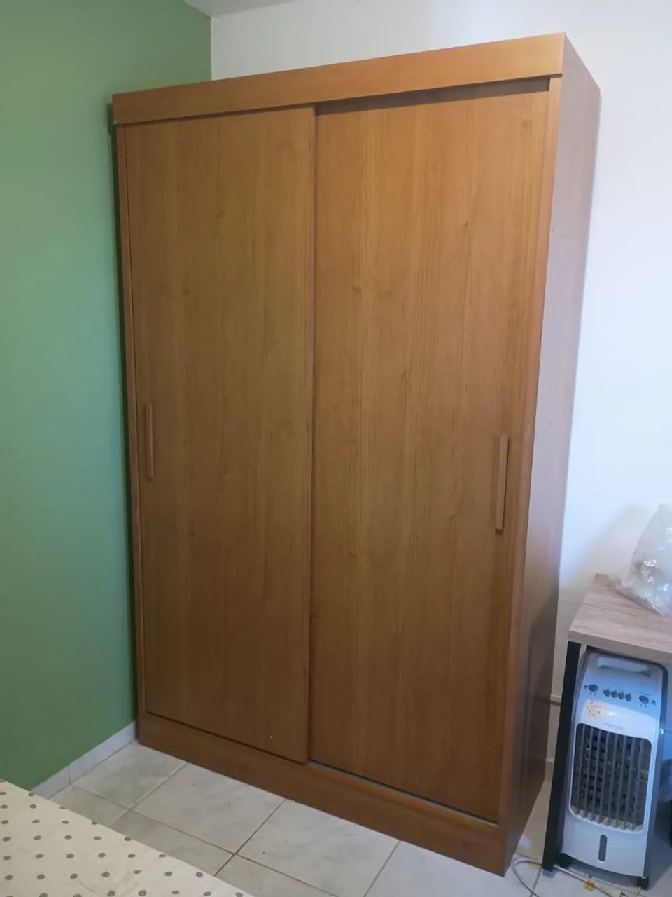 Guarda-Roupa de Madeira com Portas de Correr