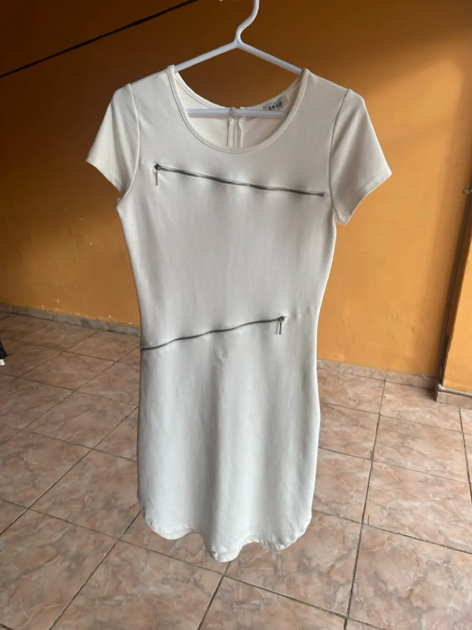 Vestido Branco com Zíperes Detalhe