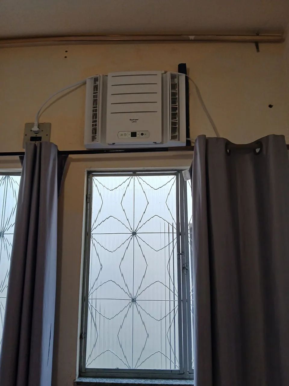 VENDO AR CONDICIONADO SPRINGER MIDEA COM CONTROLE REMOTO.  TEM SOMENTE 3 MESES DE USO . 