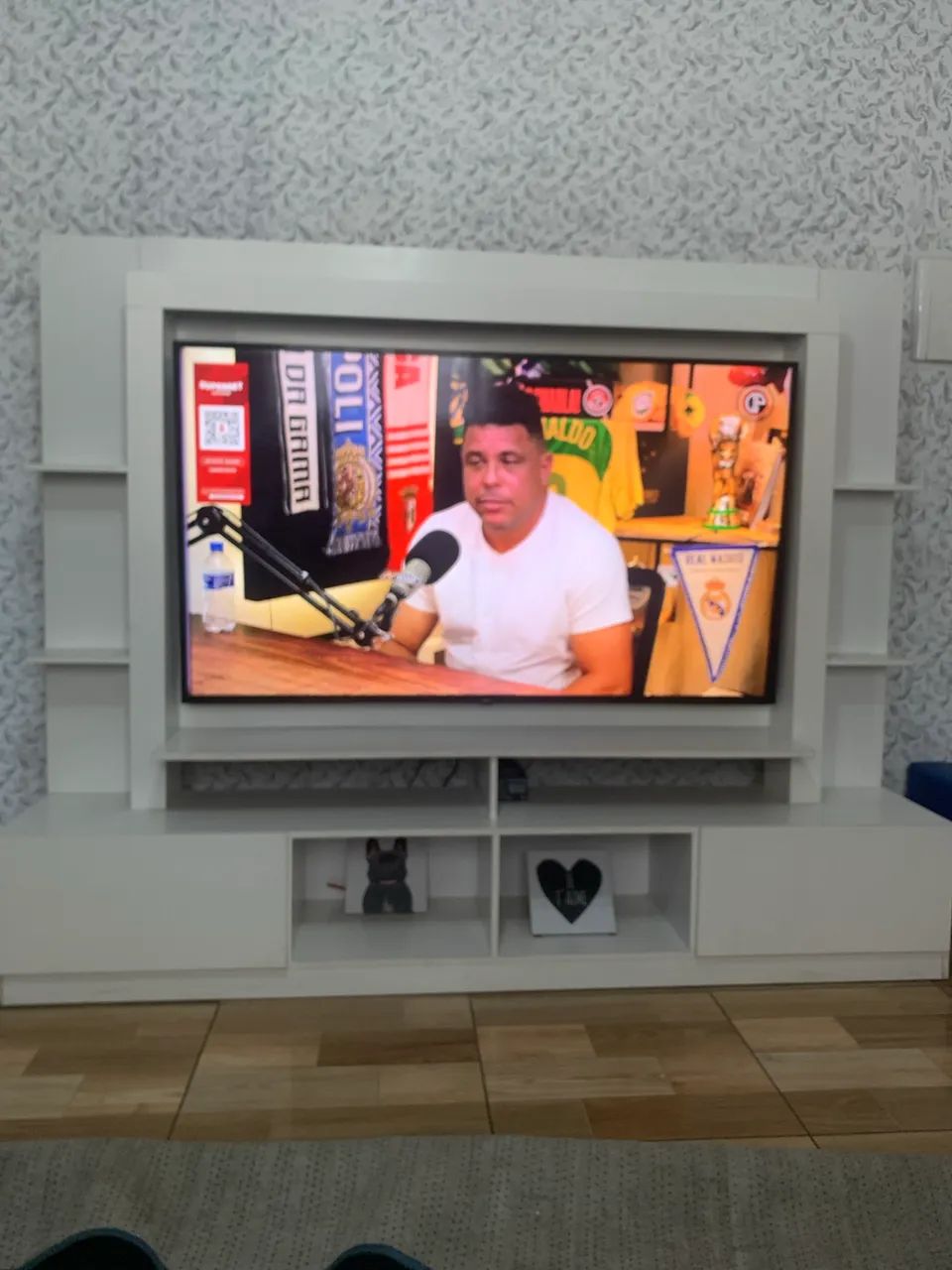 Rack com Painel para TV Grande - Moderno, Espaçoso e Bem Conservado!