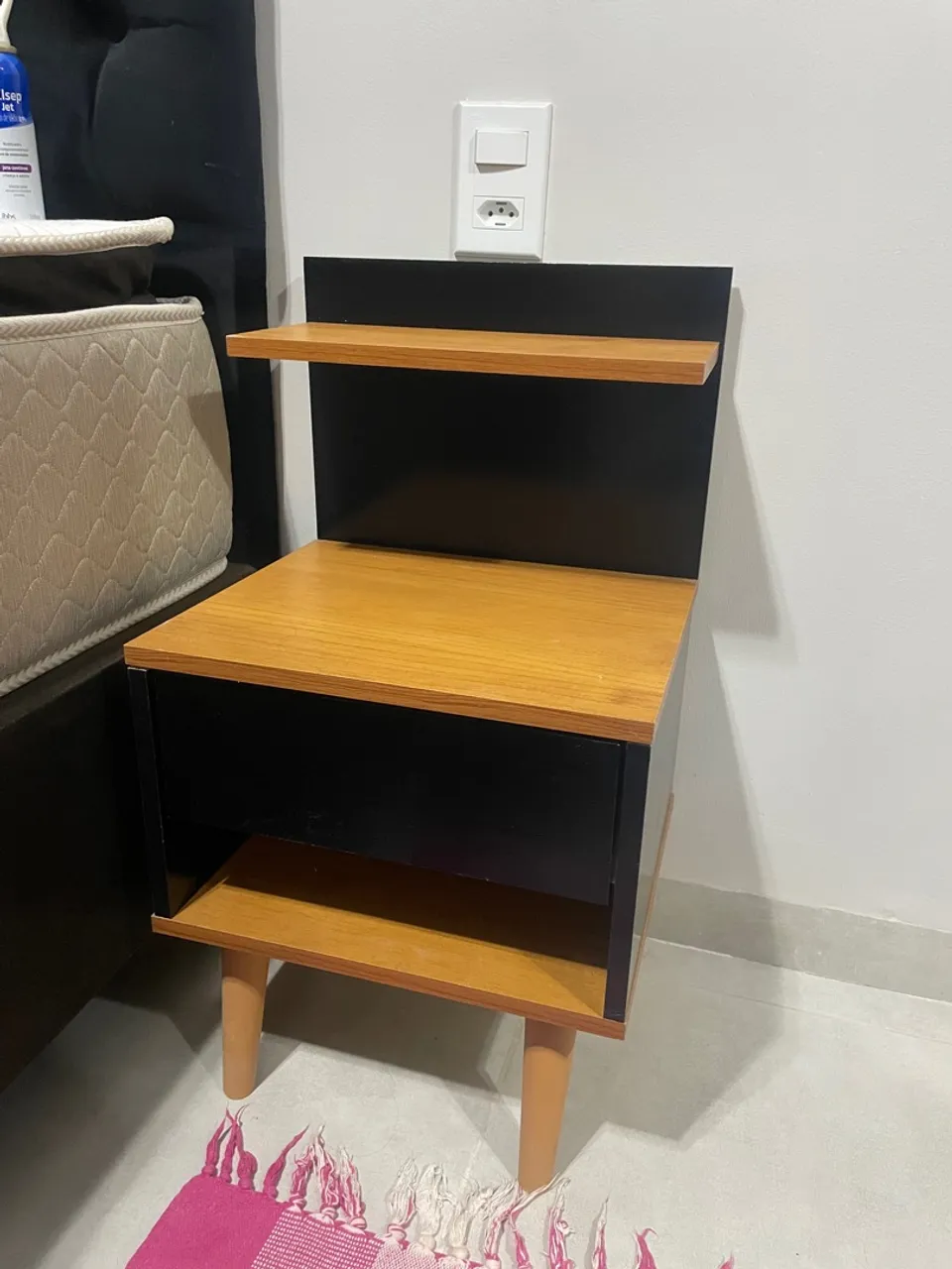 Mesa de cabeceira moderna com prateleira